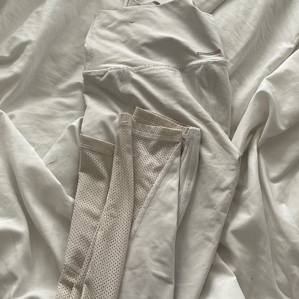 Aerie white leggings with mesh sides and pockets. Size medium 4-6